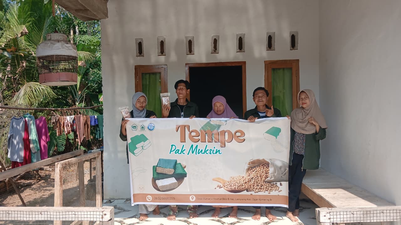 KKN 08 UNUHA Dukung Promosi UMKM Tempe Pak Muksin melalui Media Poster